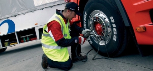 Zkušenosti se servisem trucků, přípojných vozidel a s...